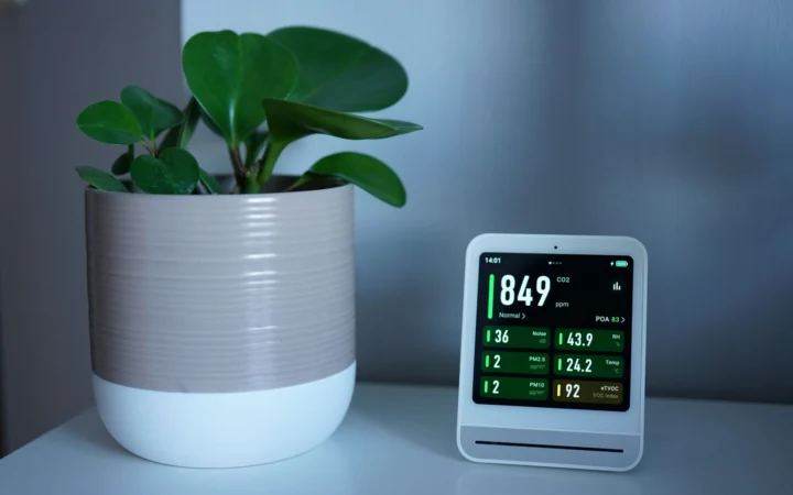 Indoor air quality monitor showing CO2 and particle levels